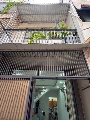 Rent a three-room three-room apartment on Nguyễn Kim, District 10