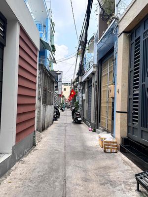 To rent Bông Sao District 8 for 11 millionu. Three bedrooms.