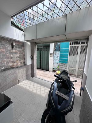 To rent Bông Sao District 8 for 11 millionu. Three bedrooms.