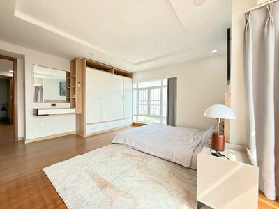Central building, Phạm Văn Hai, tb: Penhouse, 200 meters, 20 million, 3 bedrooms.
