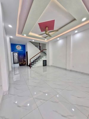 We need to rent a house. A 9 A Cửu Long.15 district 10 right in the middle of the border.