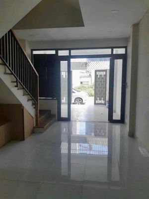 Rent a three-story garage. Cars have four bedrooms. Five toilets.