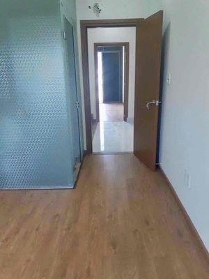 Rent a three-story garage. Cars have four bedrooms. Five toilets.