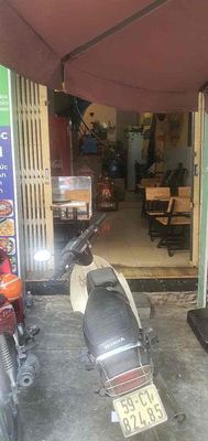 The alley is on the board market on 204/32 Nguyễn Thiện Thuật.