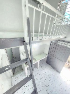The Phan Huy Ích Hotel is 20 meters with a new big new set of guards.