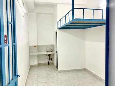 The cheap elevator room near the Air Airport School.