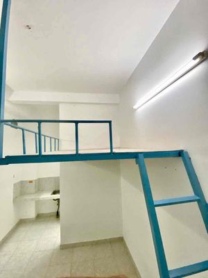 The cheap elevator room near the Air Airport School.