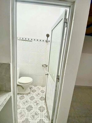 The cheap elevator room near the Air Airport School.
