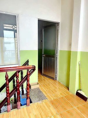 To rent Phạm Văn Bạch to the Sergeant in two bedrooms, two toilets.