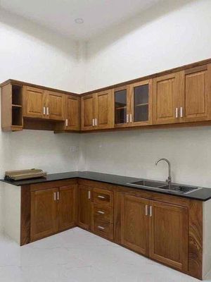 Rent a house on three floors. Two bathrooms, 11 million.