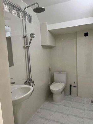 Rent a house on three floors. Two bathrooms, 11 million.