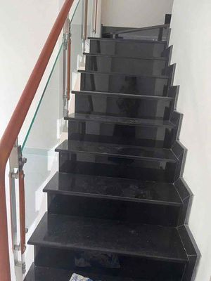 Rent a house on three floors. Two bathrooms, 11 million.