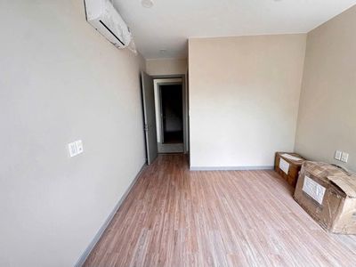 Renting the 4th, 3 river-view bedroom, top floor, The Gold View.