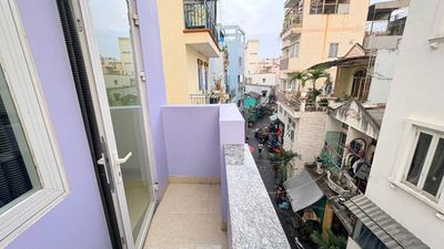 It's the owner who rents the studio right here in the Emperor's Third District, the balcony is open.