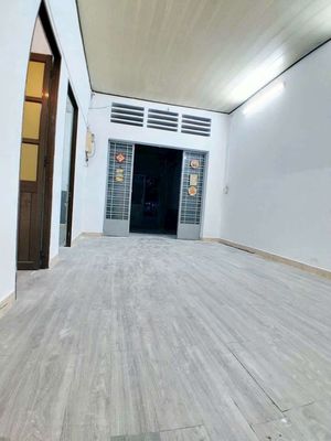 The house next to the city market, the fresh, wide, 310 feet [8 m]