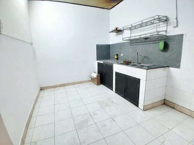 The house next to the city market, the fresh, wide, 310 feet [8 m]