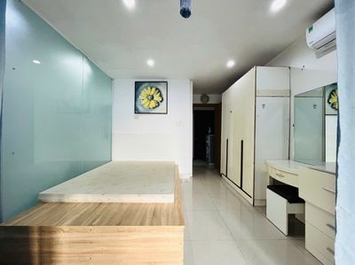 Private balcony + kitchen split, rented by the owner.