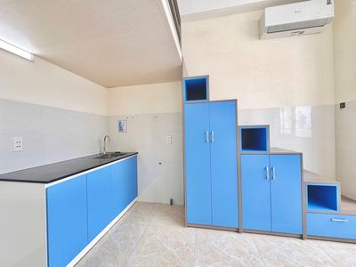 new building room - near industrial college, school-free car