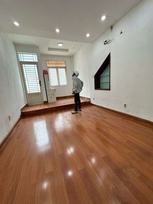 3 floors - 50 M2 - interior - locality, 10 - 22 million a month