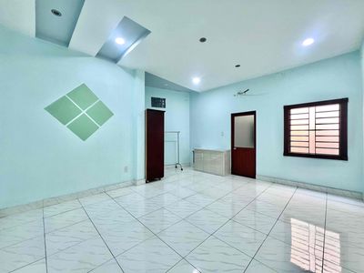 Rent a three-foot-wide air-watching room, open, brand-new well window.