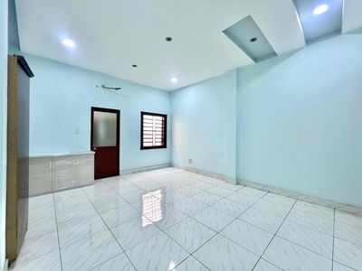 Rent a three-foot-wide air-watching room, open, brand-new well window.