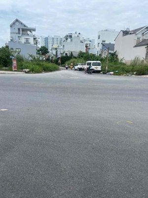 The main road home is near LeLa, Wang An Lạc.