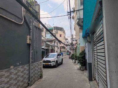Rent an electric car alley, bordering the 10th district.