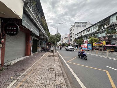 Trần Hưng Đạo front house for rent