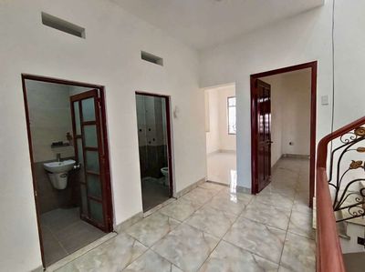 Rent a Wing Street residential building, site 6 x 16, 2 floors, 6 bedrooms, basic housing.
