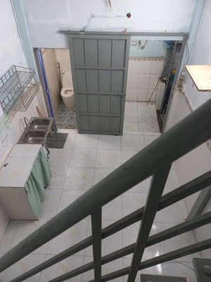 Cheap, half a floor. 30 meters. One wide, one bathroom.