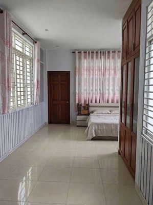 Rent a nice, cheap, three bedrooms, two toilets, seven million.