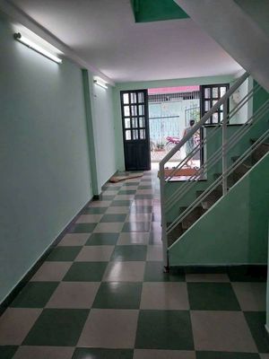 The new house Pon Huying, the alley, parked a four-foot-foot-one-floor-two-room window.