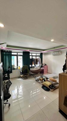 The owner rented the flat 40 meters of real, cool space in HSV.