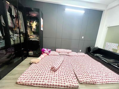 Rent the area room 50 meters at the station.