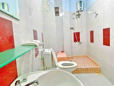 The interior room is 585/6 Sư Vạn Hạnh, opposite of Huflit just 5 million.
