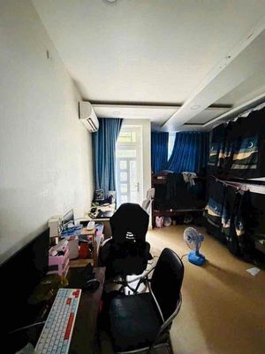 Five bedrooms, 5 toilets, plusvp.