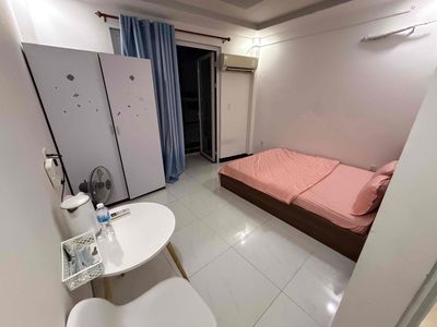 The new cheap motel is right in the middle of the 8th county.
