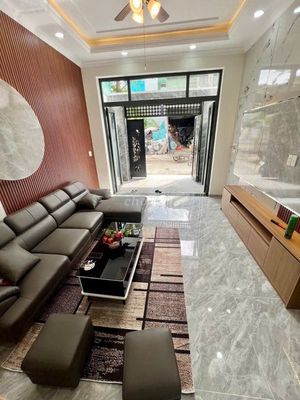 1 .2 floors down the roadway - east is up - 4 bedrooms
