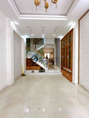 4 x 18 m 3 floors with a garage 50 meters from Lê Thị Riêng