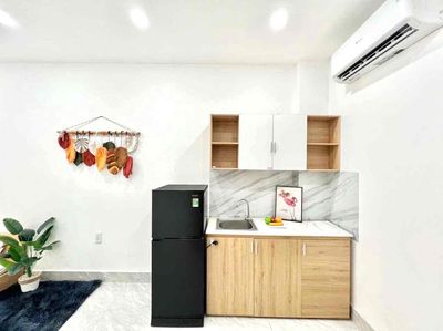 Room 25 m2 windows, full comfort immediately Hồng Hà, next to the Constitution