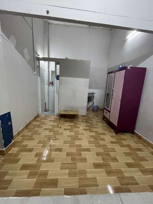 A super cheap motel with a Dương Quảng Hàm air conditioning.