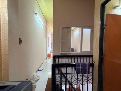 Nine million -- there's the original house -- Cô Giang bedroom -- two floors -- right there.