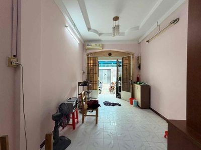 Nine million -- there's the original house -- Cô Giang bedroom -- two floors -- right there.