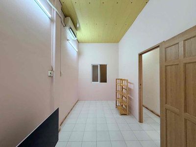 Nine million -- there's the original house -- Cô Giang bedroom -- two floors -- right there.