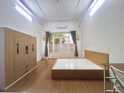 It's the owner who rents the balcony studio - 28 M2 - 4th District