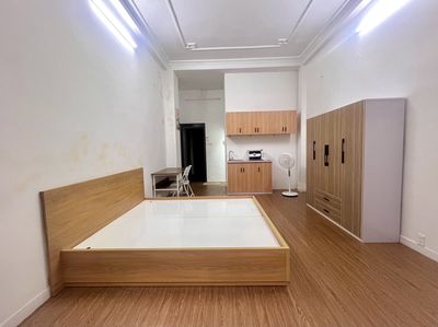 It's the owner who rents the balcony studio - 28 M2 - 4th District