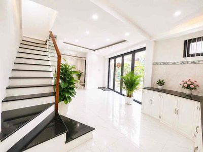 Rent a three-story apartment. Area 8 x7, 3 bedrooms 4 toilets, 14 million