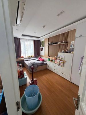 C/c Ruby Garden 2 bedroom, full interior, 93 meters2, with balcony, for 9.5 million a month.