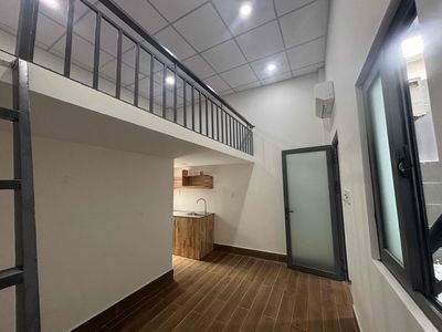 The room has its own private yard, a private passageway-- 180th alley, extreme.