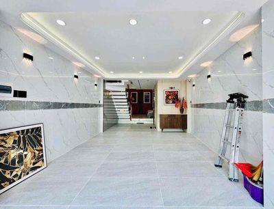 The new super elevator is 4 x 16 meters away. She's 5 meters, 5 bedrooms.